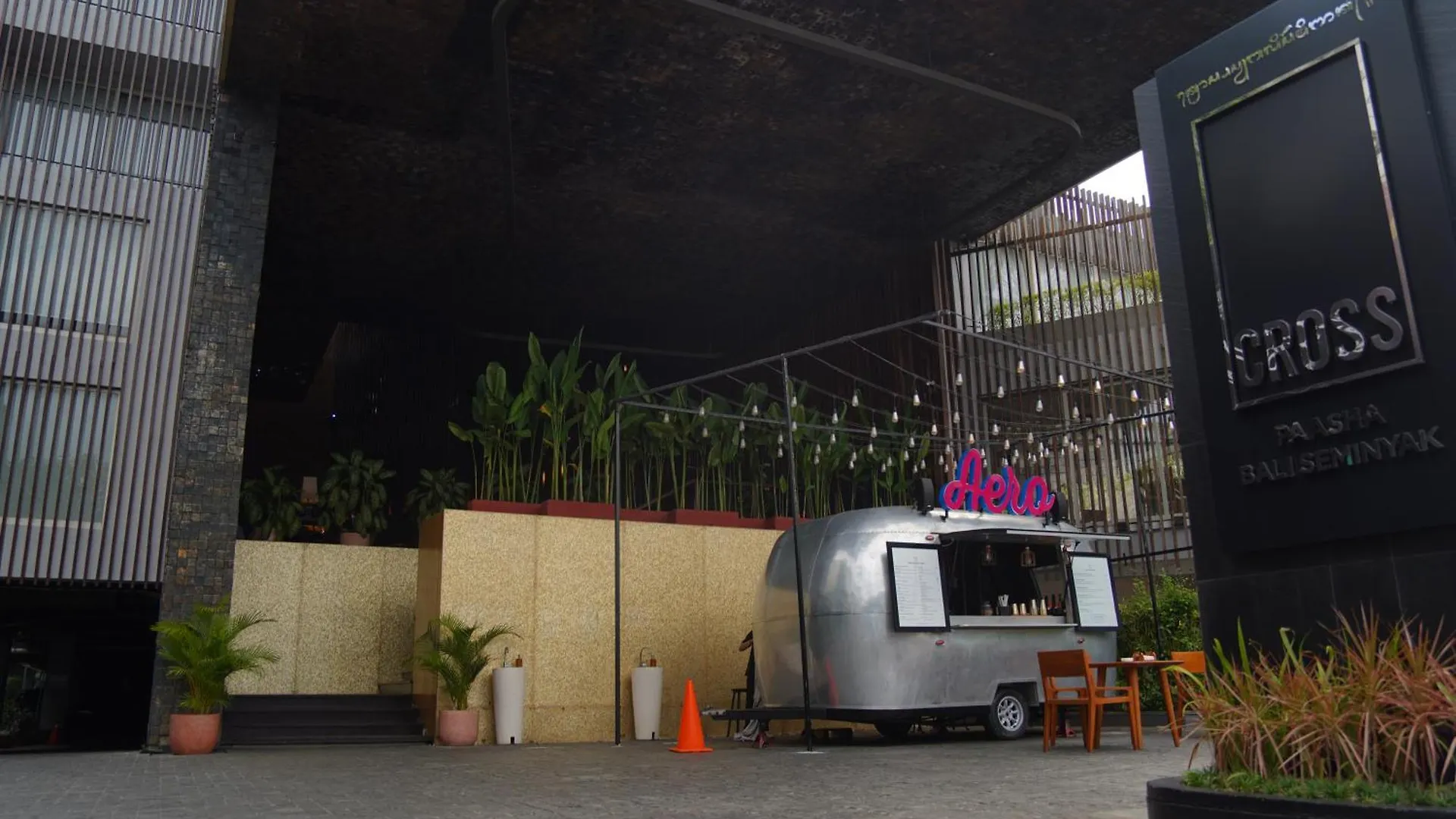 Отель Cross Paasha Bali Seminyak  Семиньяк