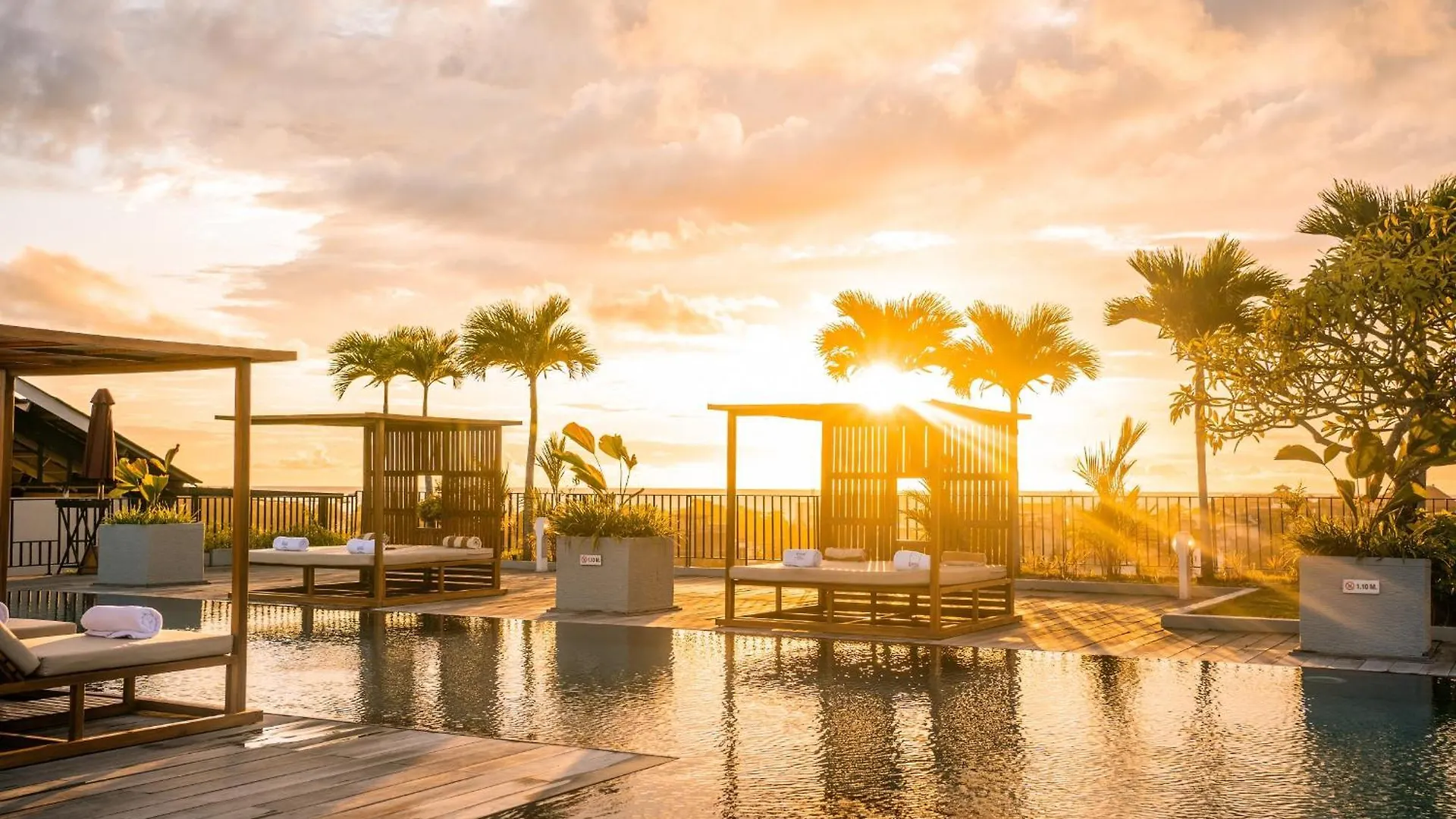 Отель Cross Paasha Bali Seminyak